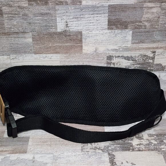 Nike Challenger Waist Fanny Pack Large 1 Liter Running Outdoor Mesh Back Black - Picture 2 of 10